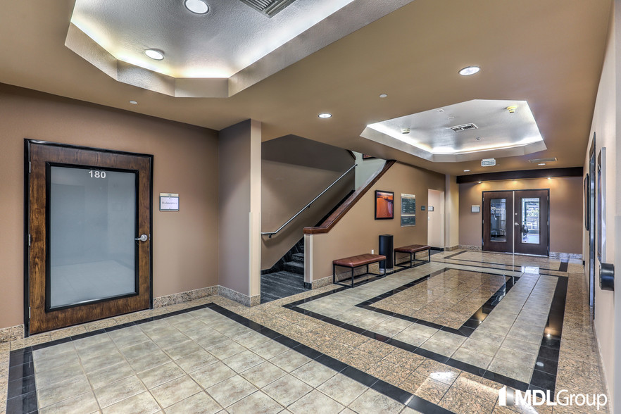 880 Seven Hills Dr, Henderson, NV en alquiler - Lobby - Imagen 3 de 10