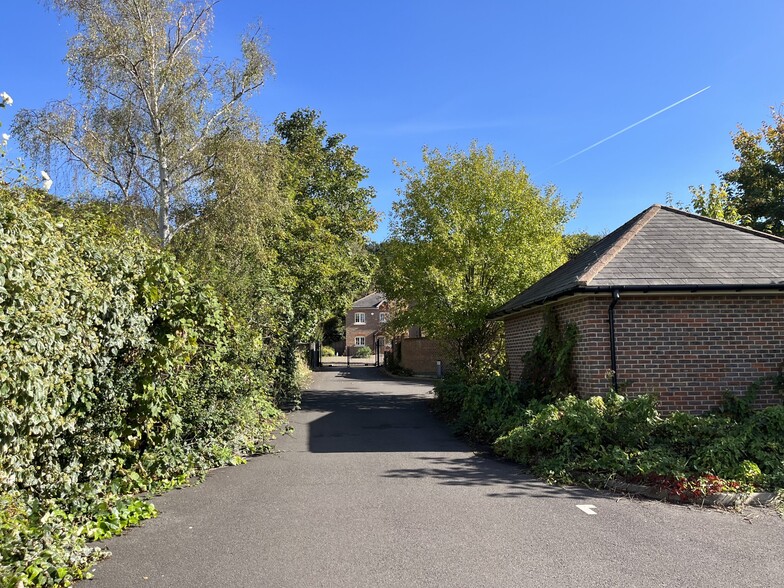 35 Coverts Rd, Claygate en venta - Foto del edificio - Imagen 2 de 12