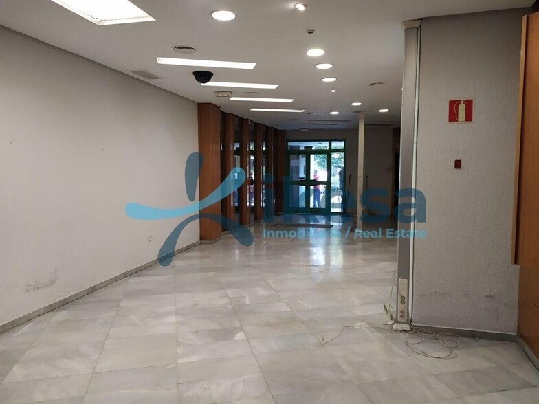 Local en Antequera en venta - Vestíbulo - Imagen 2 de 8