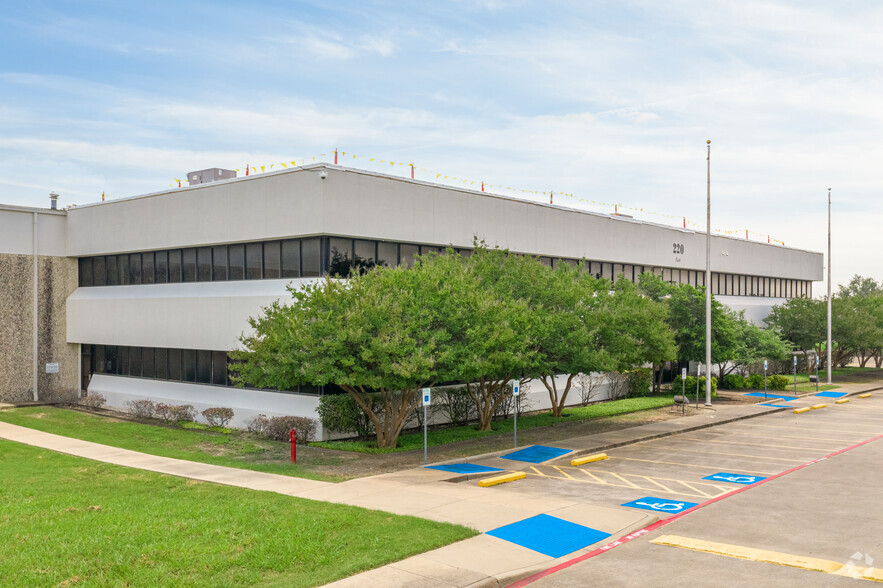 220 E Danieldale Rd, DeSoto, TX en alquiler - Foto del edificio - Imagen 1 de 5