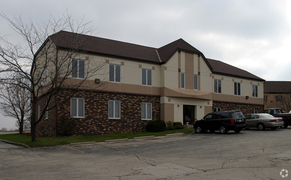 220 Regency Ct, Brookfield, WI en alquiler - Foto del edificio - Imagen 2 de 7