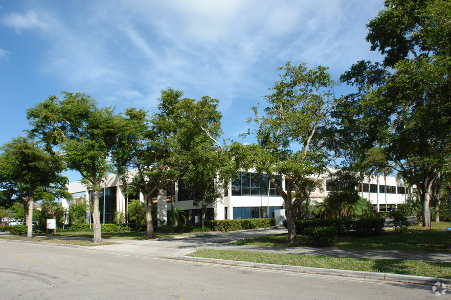 15485 Eagle Nest Ln, Miami Lakes, FL en alquiler - Foto del edificio - Imagen 3 de 6