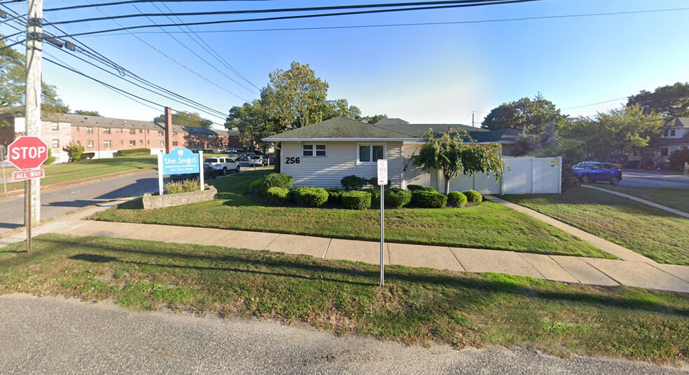 256 4th Ave, Bay Shore, NY en venta - Foto del edificio - Imagen 2 de 12