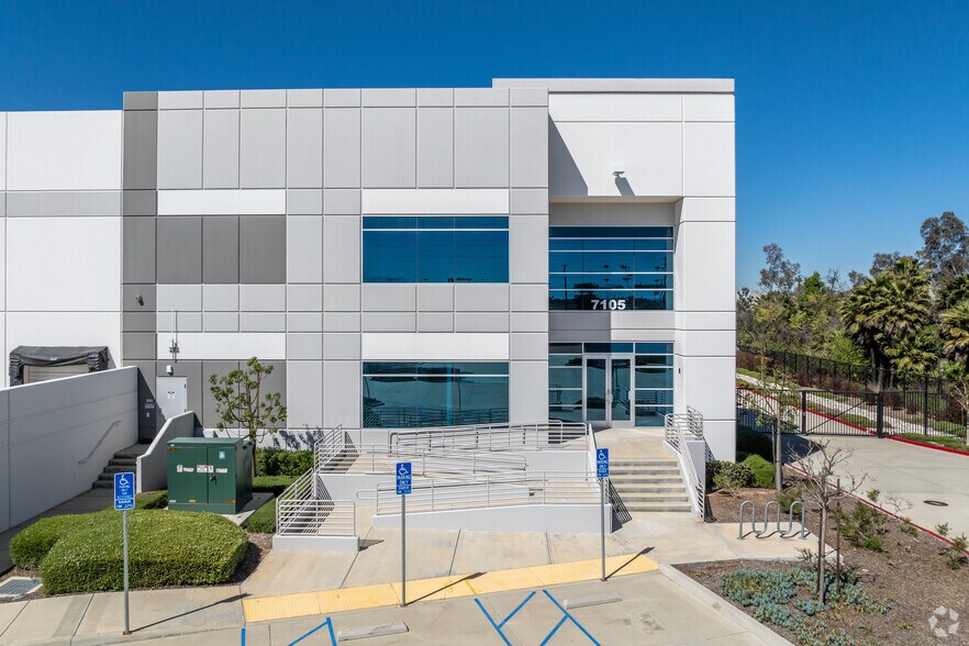 7105 Old 215 Frontage Rd, Riverside, CA en alquiler - Foto del edificio - Imagen 2 de 6