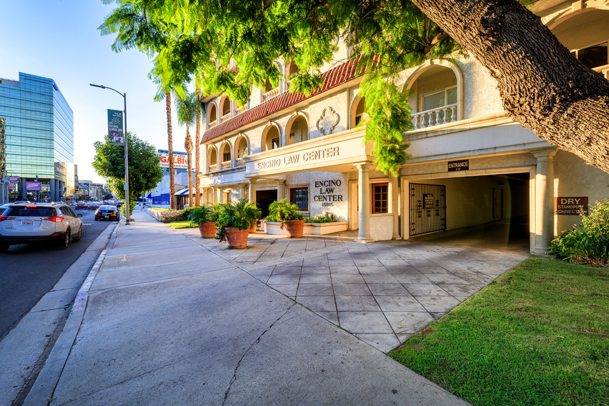 15915 Ventura Blvd, Encino, CA en venta - Foto del edificio - Imagen 1 de 13