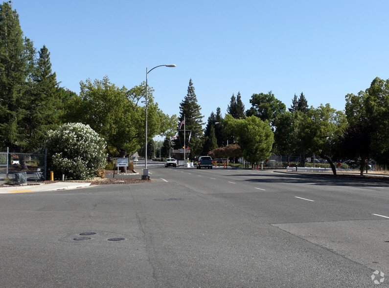 2015 Aerojet Rd, Rancho Cordova, CA en alquiler - Foto del edificio - Imagen 2 de 2