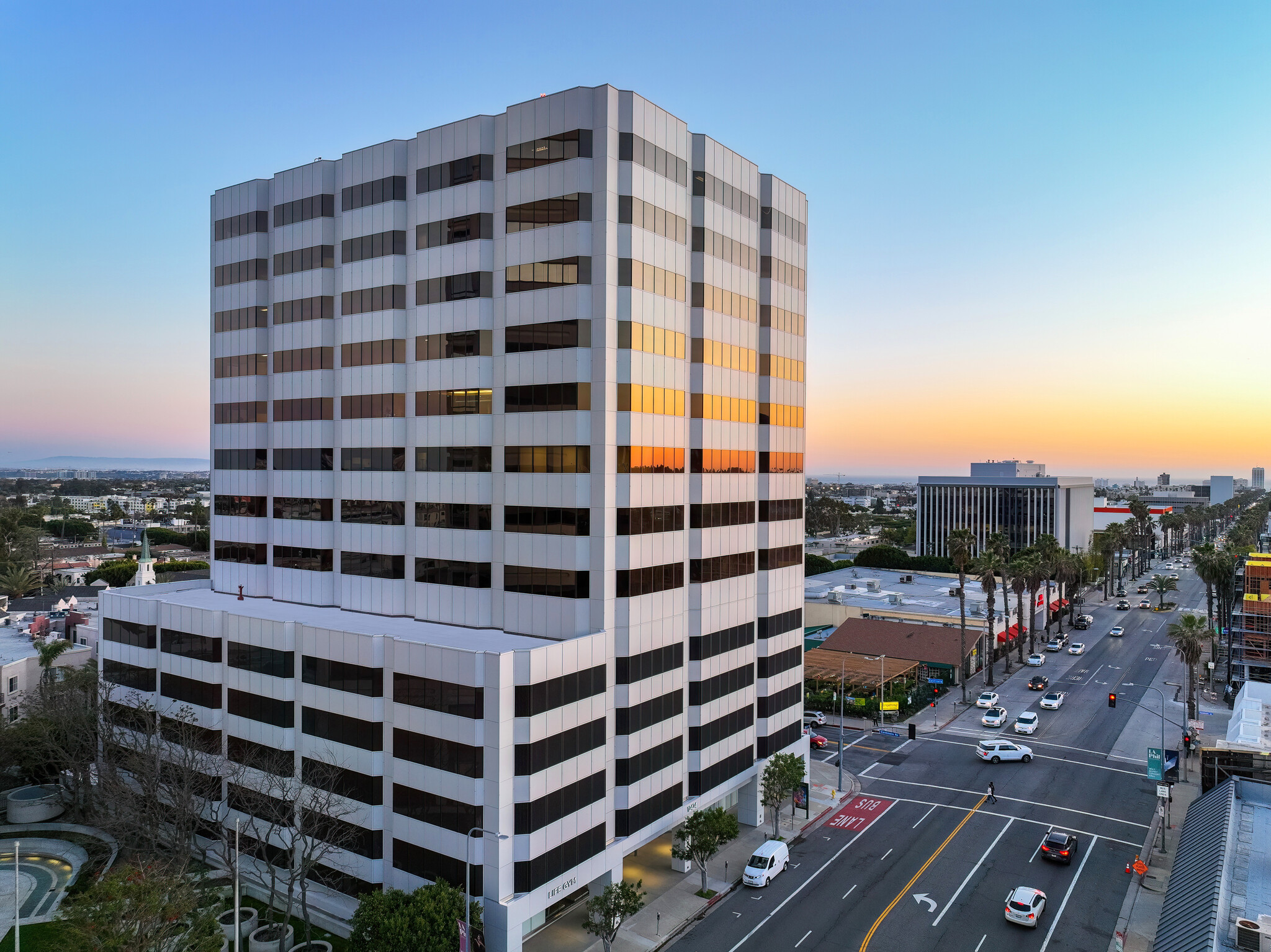 12424 Wilshire Blvd, Los Angeles, CA en alquiler Foto del edificio- Imagen 1 de 29