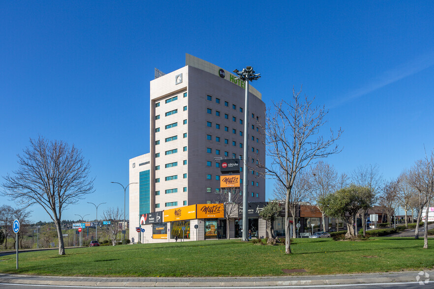 Avenida Juncal, 24, San Sebastián De Los Reyes, Madrid en alquiler - Foto del edificio - Imagen 3 de 4