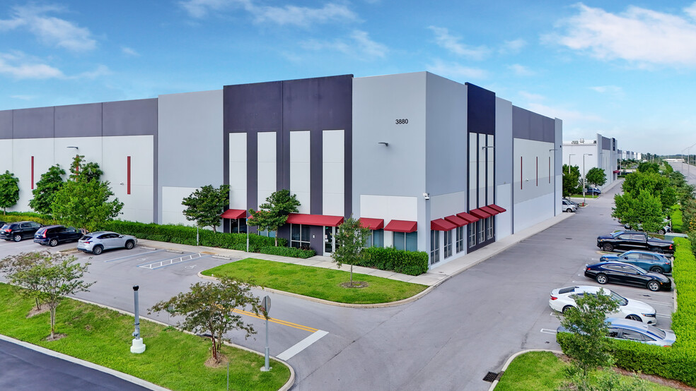 3880 W 104th St, Hialeah, FL en alquiler - Foto del edificio - Imagen 2 de 8