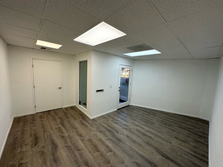 135 N Victory Blvd, Burbank, CA en alquiler - Foto del interior - Imagen 1 de 13