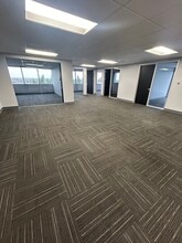 18425 Burbank Blvd, Tarzana, CA en alquiler Foto del edificio- Imagen 2 de 3