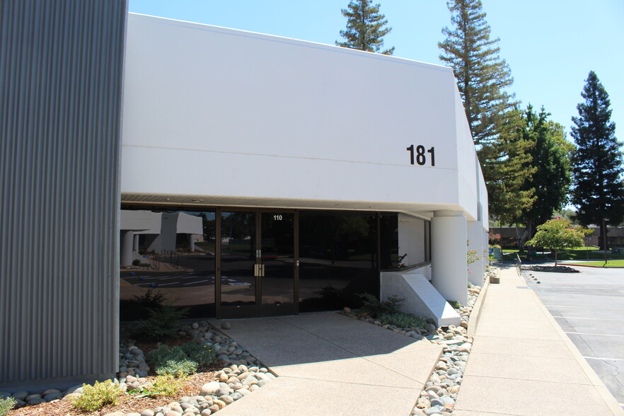 105 Lake Forest Way, Folsom, CA en alquiler - Foto del edificio - Imagen 3 de 9