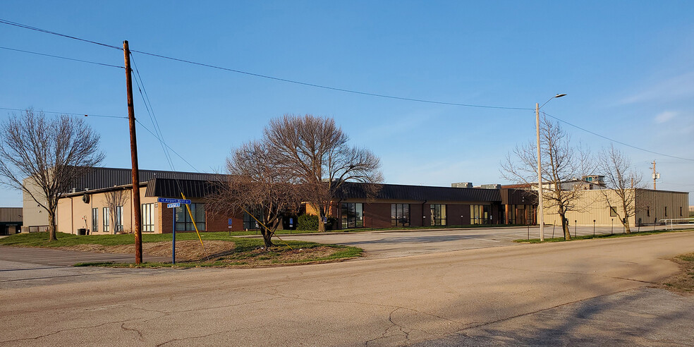 650 SE Airport West Dr, Topeka, KS en alquiler - Foto del edificio - Imagen 1 de 4