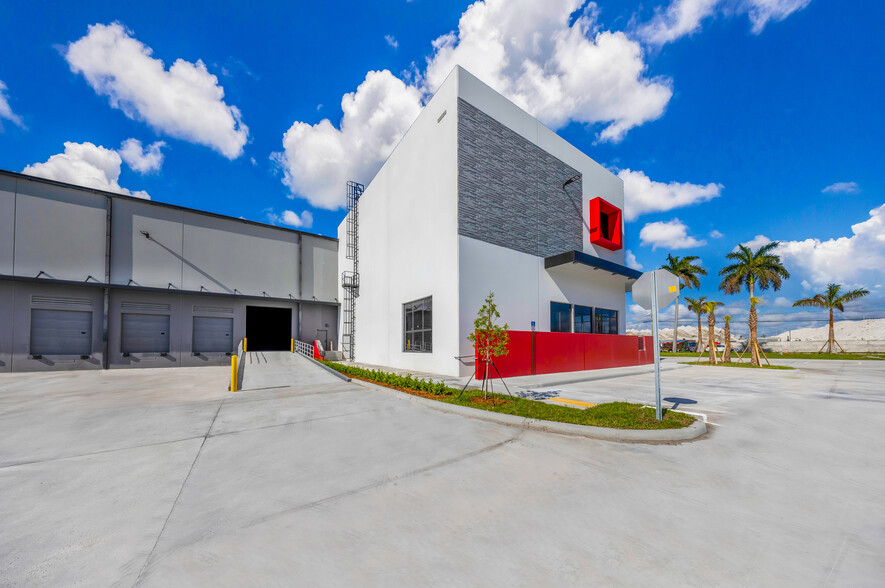 14101 NW 112th Ave, Hialeah Gardens, FL en alquiler - Foto del edificio - Imagen 2 de 30