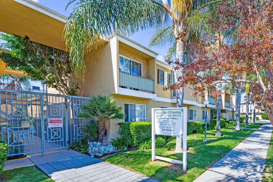 8523 Etiwanda Ave, Northridge, CA en venta - Foto del edificio - Imagen 2 de 45