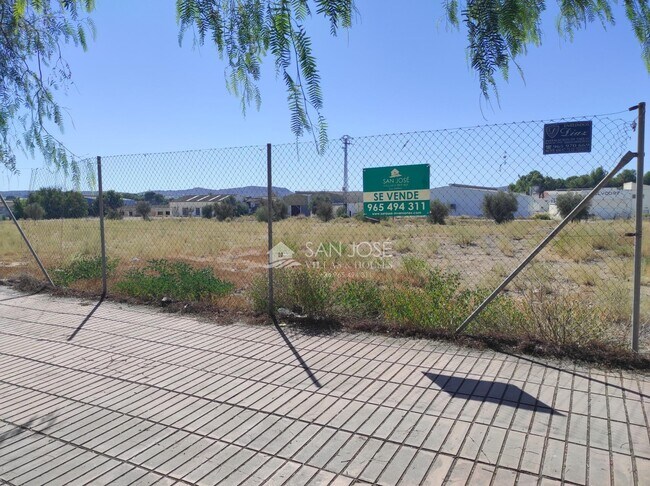 Más detalles de Avinguda de los Pinos, 126, Monforte del Cid - Terreno en venta