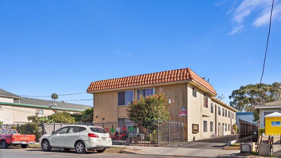 25032 Frampton Ave, Harbor City, CA en venta - Foto del edificio - Imagen 1 de 27