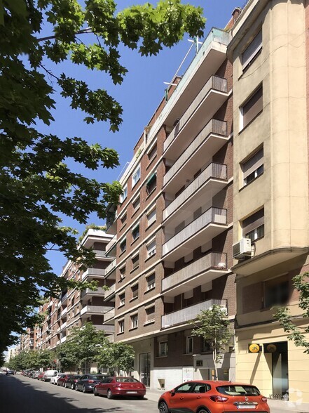 Calle María de Guzmán, 61, Madrid, Madrid en venta - Foto del edificio - Imagen 2 de 2