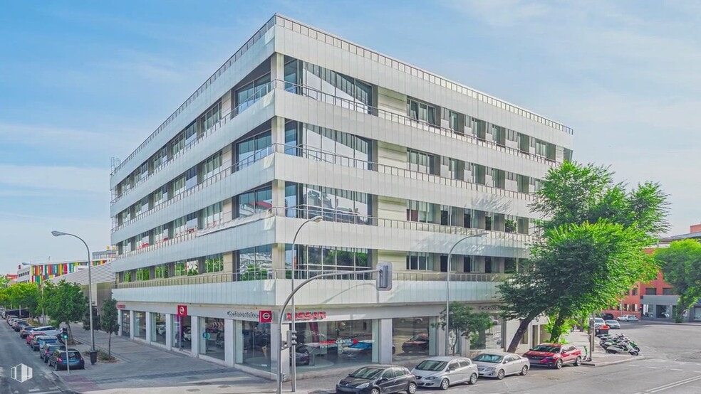 Calle Julián Camarillo, 53, Madrid, Madrid en alquiler - Vídeo de anuncio comercial - Imagen 2 de 21