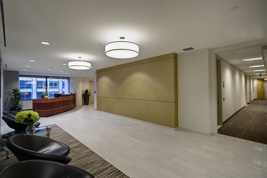 2 Wisconsin Cir, Chevy Chase, MD en alquiler - Lobby - Imagen 3 de 11