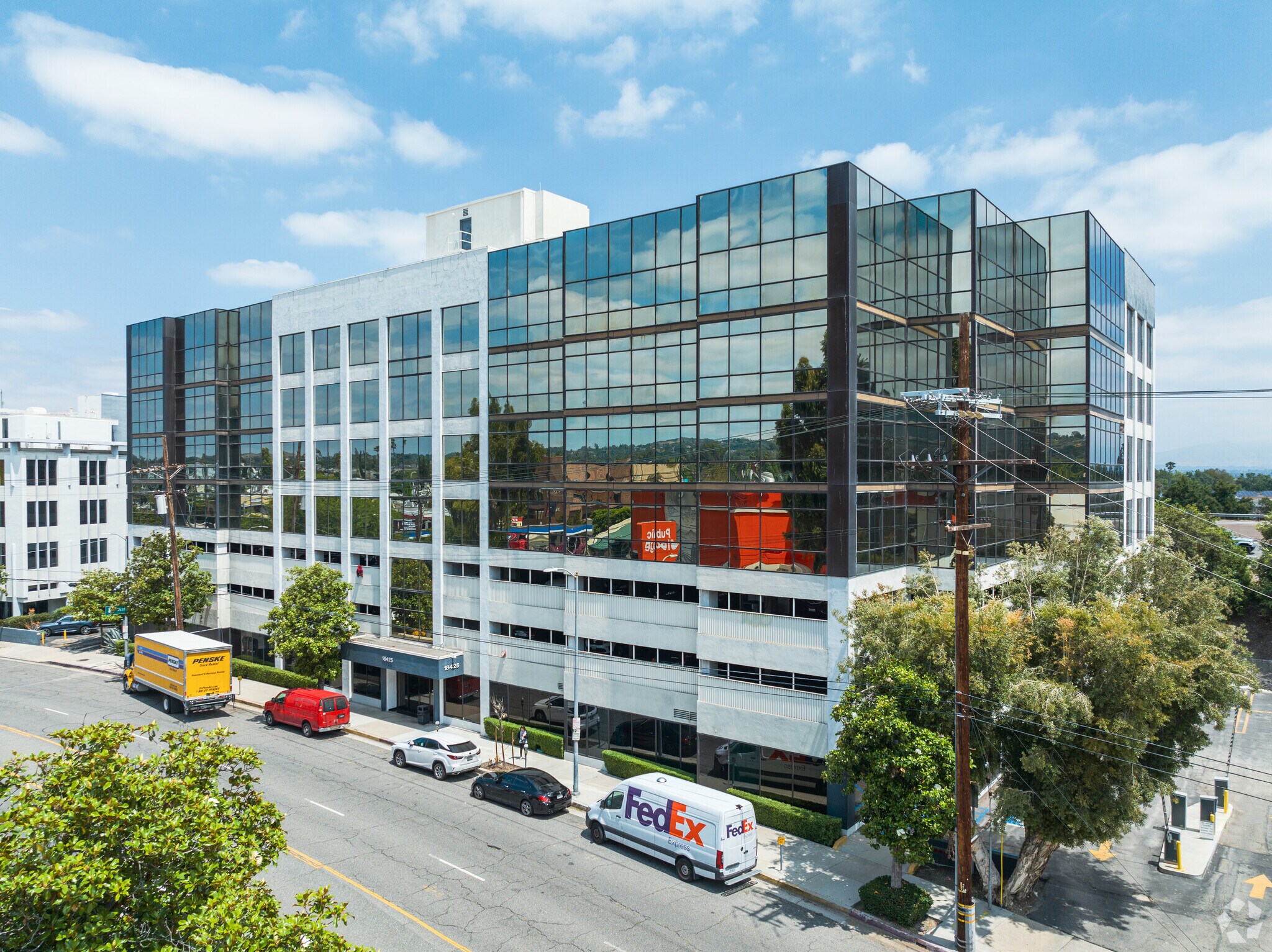 18425 Burbank Blvd, Tarzana, CA en alquiler Foto principal- Imagen 1 de 10