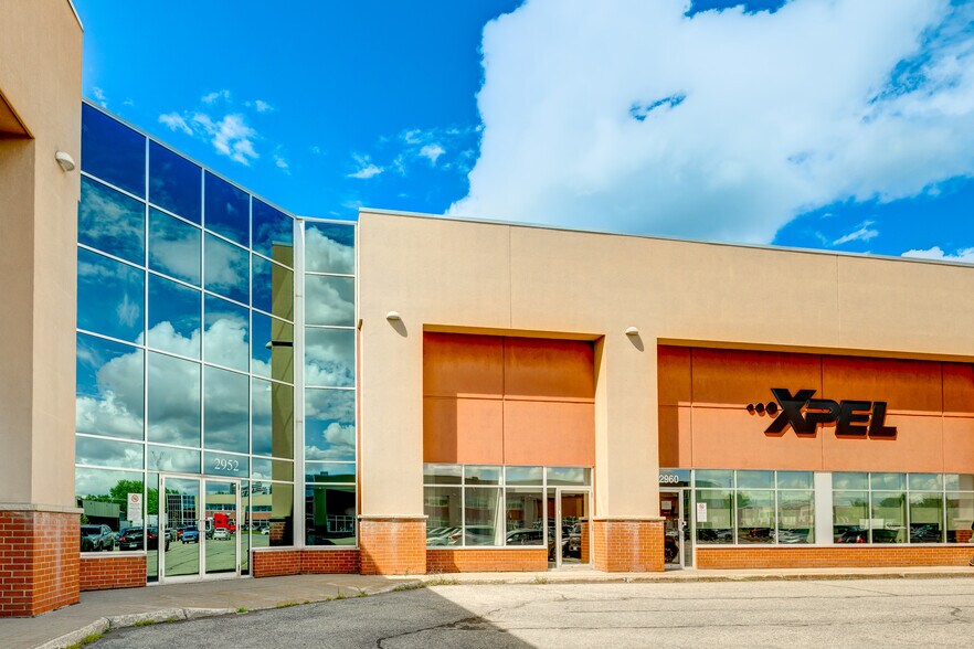 2900-2976 Rue Joseph-A.-Bombardier, Laval, QC en alquiler - Foto del edificio - Imagen 3 de 17