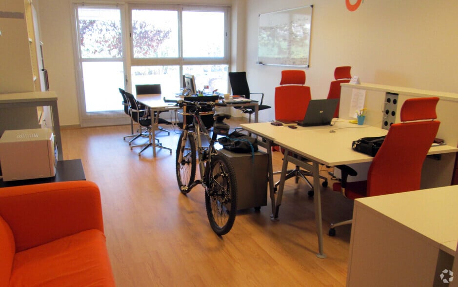 Avenida Vía Láctea, 4, San Fernando de Henares, Madrid en alquiler - Foto del edificio - Imagen 3 de 7