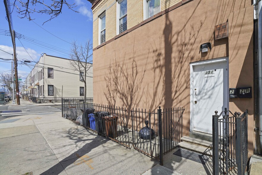 351 Onderdonk Ave, Flushing, NY en venta - Foto del edificio - Imagen 2 de 6