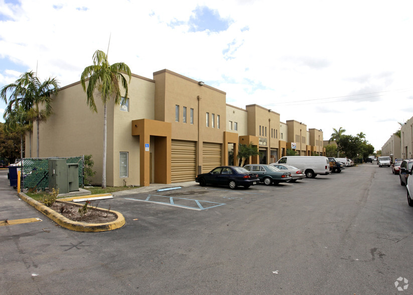 2387 W 80th St, Hialeah, FL en alquiler - Foto principal - Imagen 1 de 3