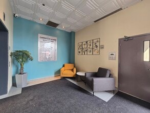 9825 Boul De L'acadie, Montréal, QC en alquiler Vestíbulo- Imagen 1 de 7