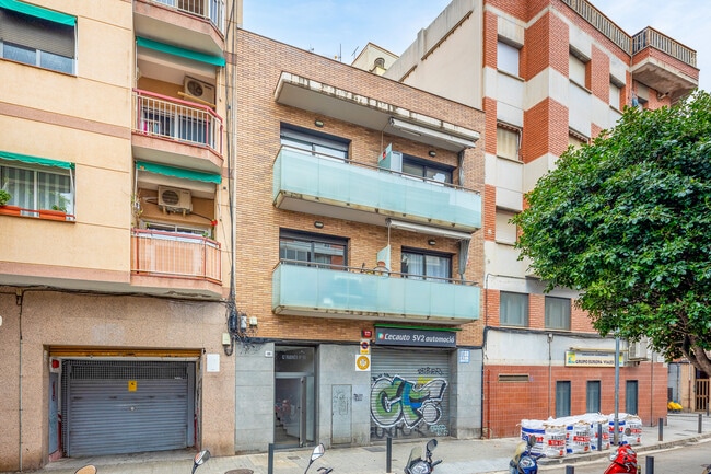 Más detalles de Carrer de Farnés, 55, L'Hospitalet de Llobregat - Edificio residencial​ en venta