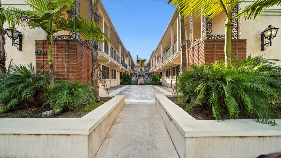 425 N Oakhurst Dr, Beverly Hills, CA en venta - Foto del edificio - Imagen 3 de 7