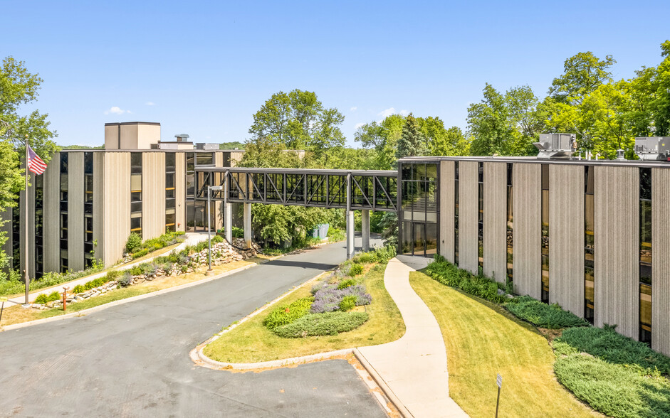 1800 Pioneer Creek Ctr, Maple Plain, MN en alquiler - Foto del edificio - Imagen 1 de 22