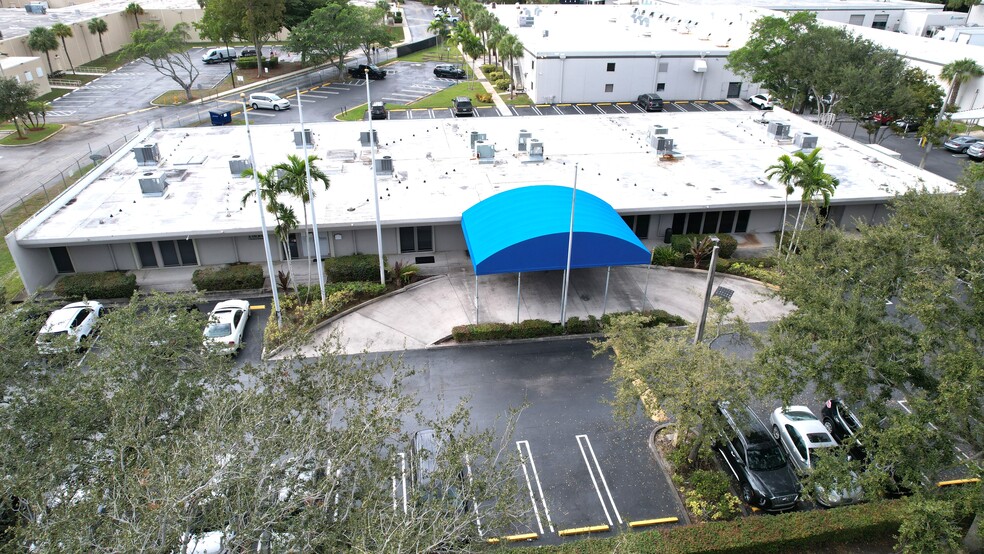 14600 NW 60th Ave, Miami Lakes, FL en alquiler - Foto del edificio - Imagen 1 de 15