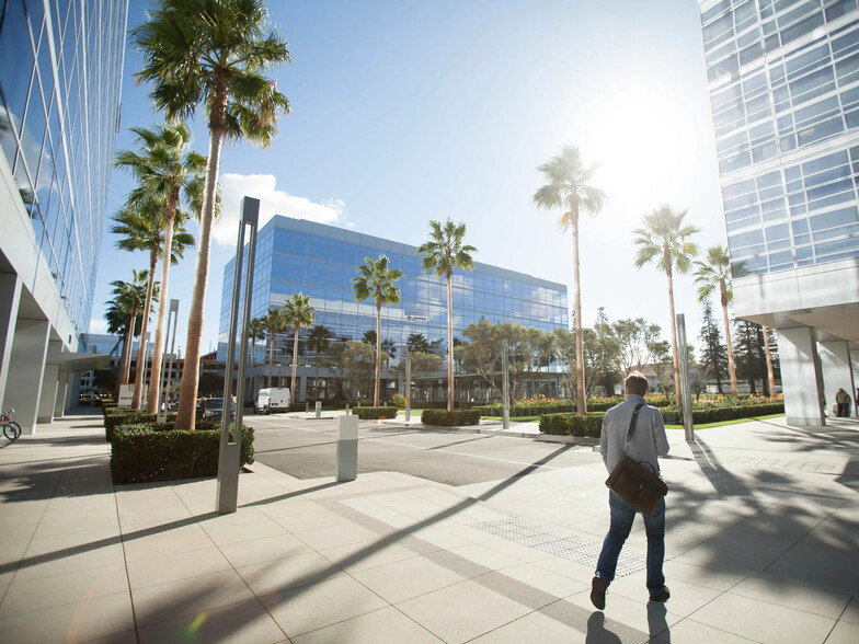 2445 Augustine Dr, Santa Clara, CA en alquiler - Foto del edificio - Imagen 1 de 1