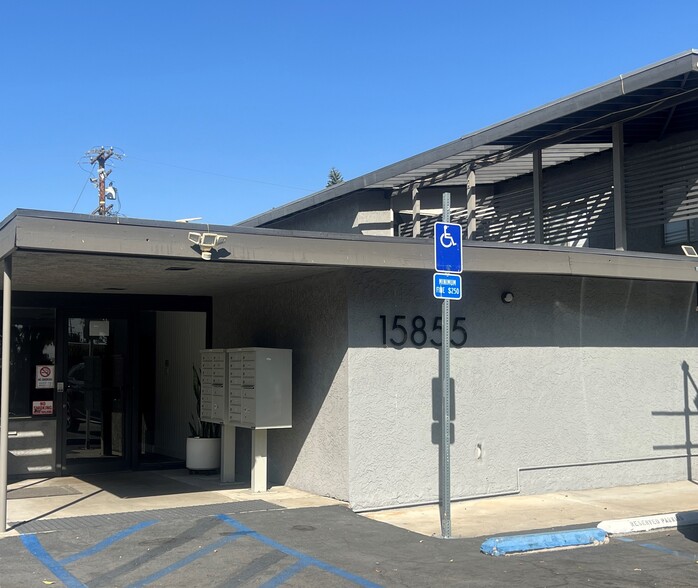 15855 Edna Pl, Irwindale, CA en alquiler - Foto del edificio - Imagen 1 de 4