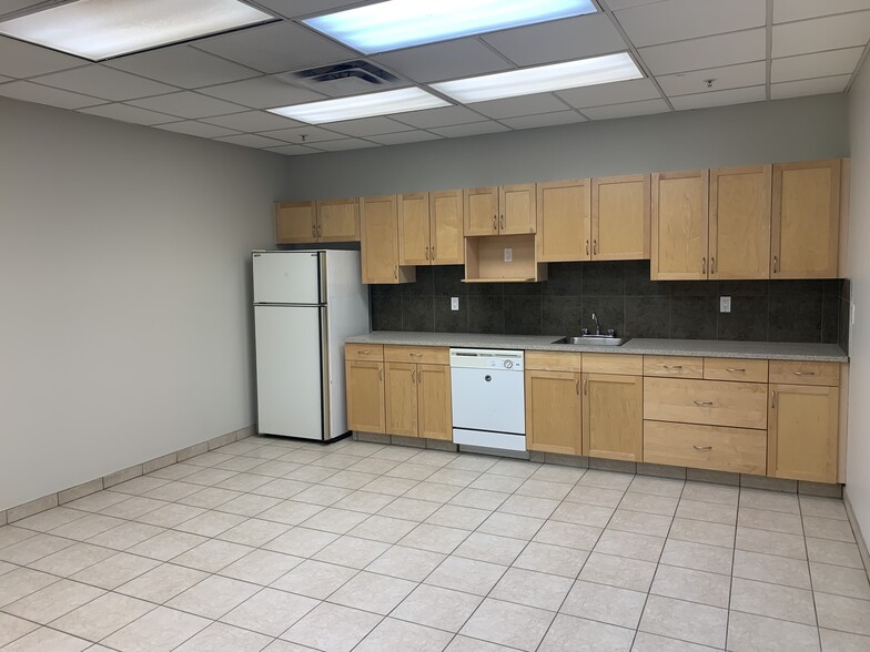 7609 42nd St, Leduc, AB en alquiler - Foto del edificio - Imagen 3 de 6