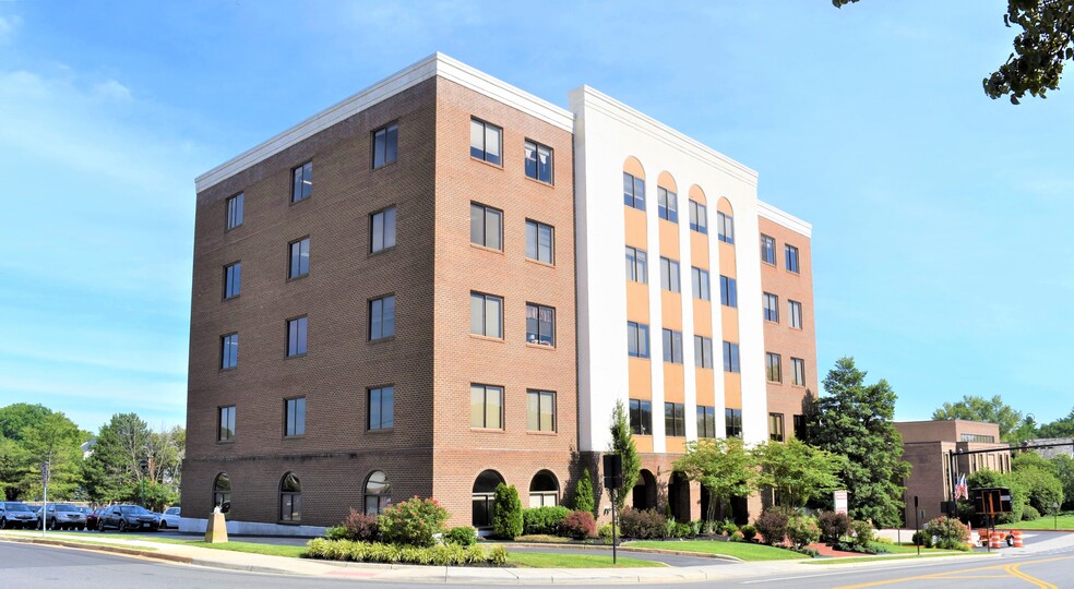 4041 University Dr, Fairfax, VA en alquiler - Foto del edificio - Imagen 1 de 16