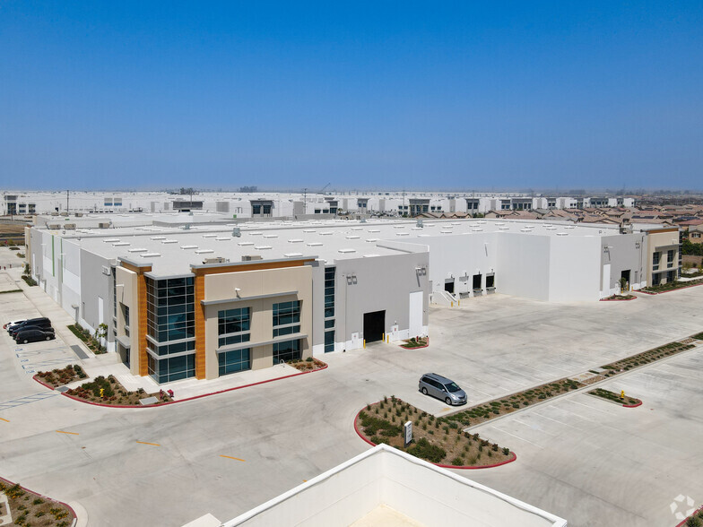 5984 Archibald Ave, Eastvale, CA en alquiler - Foto del edificio - Imagen 2 de 3