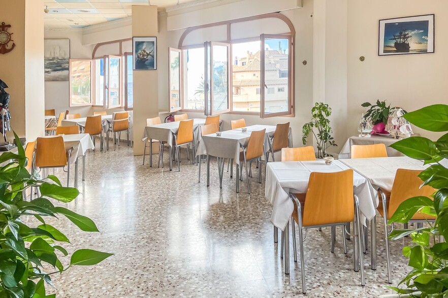 Local en El Campello, Alicante en venta - Foto del interior - Imagen 2 de 25