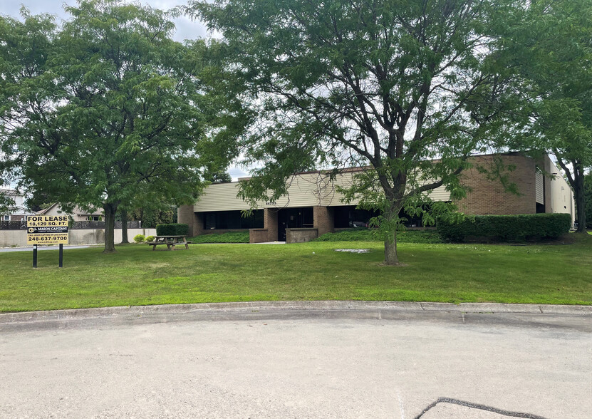 44753 Centre Ct, Clinton Township, MI en alquiler - Foto del edificio - Imagen 1 de 4