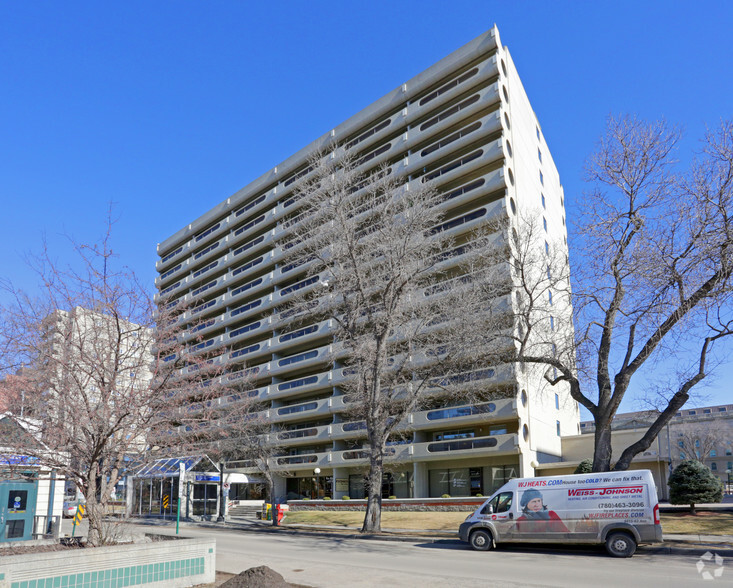 9837 110th St NW, Edmonton, AB en alquiler - Foto del edificio - Imagen 2 de 3