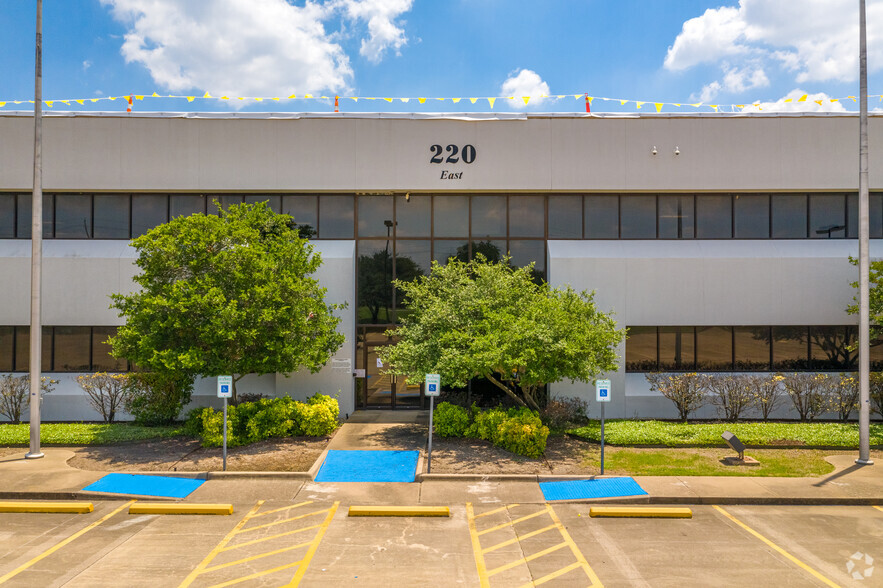 220 E Danieldale Rd, DeSoto, TX en alquiler - Foto del edificio - Imagen 3 de 5