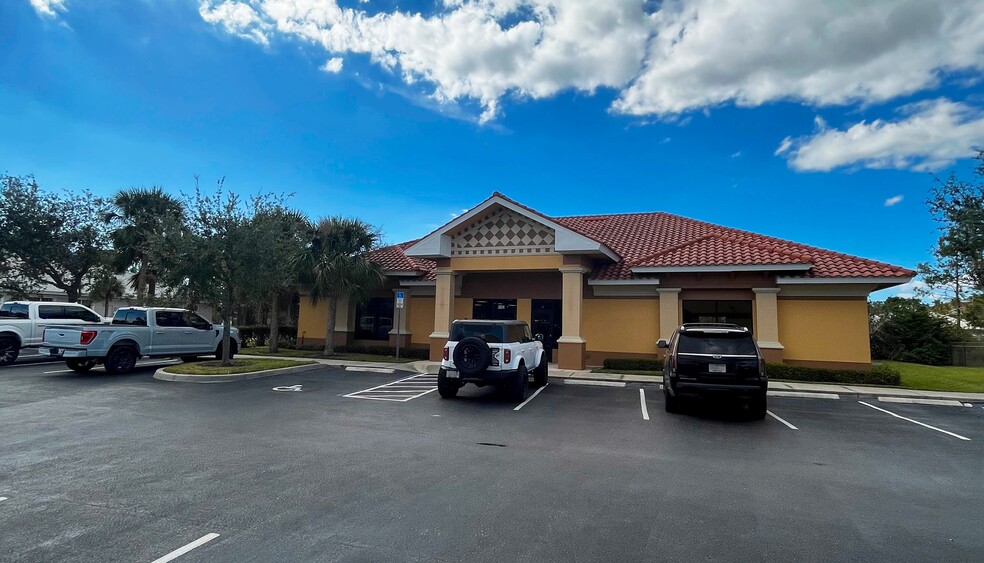 9140 W College Pointe Dr, Fort Myers, FL en alquiler - Foto del edificio - Imagen 3 de 5