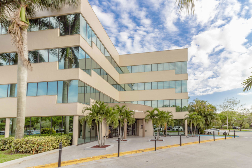 1 SW 129th Ave, Pembroke Pines, FL en venta - Foto del edificio - Imagen 2 de 20