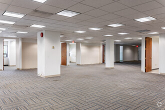 2 Westchester Park Dr, White Plains, NY en alquiler Foto del interior- Imagen 2 de 7