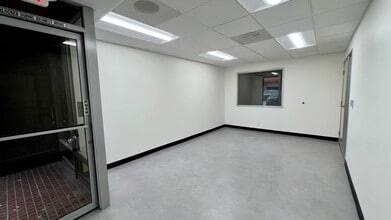 18320-18330 Oxnard St, Tarzana, CA en alquiler Foto del interior- Imagen 1 de 9