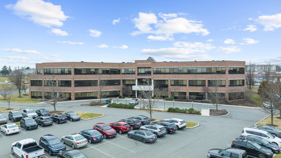 1275 Glenlivet Dr, Allentown, PA en alquiler - Foto del edificio - Imagen 1 de 13