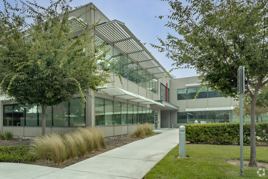 333 University Ave, Sacramento, CA en alquiler - Foto del edificio - Imagen 3 de 5