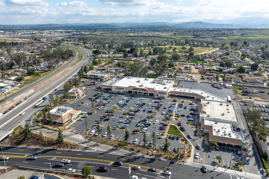 8800 Limonite Ave, Jurupa Valley, CA en venta - Foto del edificio - Imagen 3 de 5